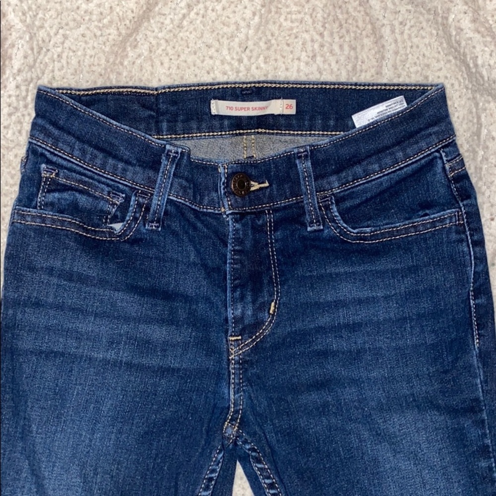 Size 26 Levi dark skinny jeans